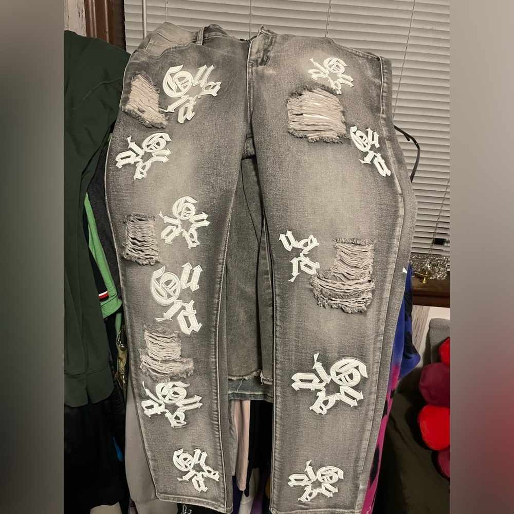 Embroidered Ripped Jeans - Picture 8 of 9